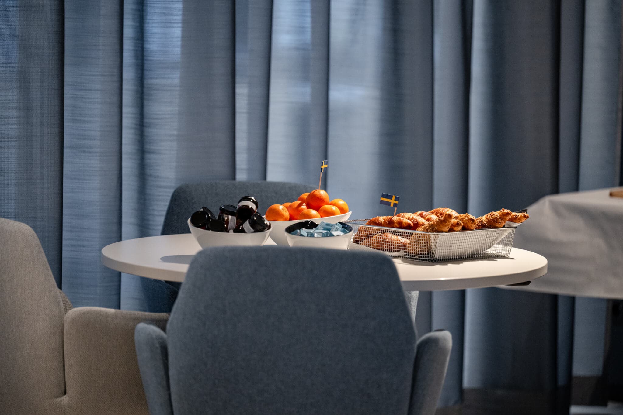Servicemitarbeiter richtet Buffet her